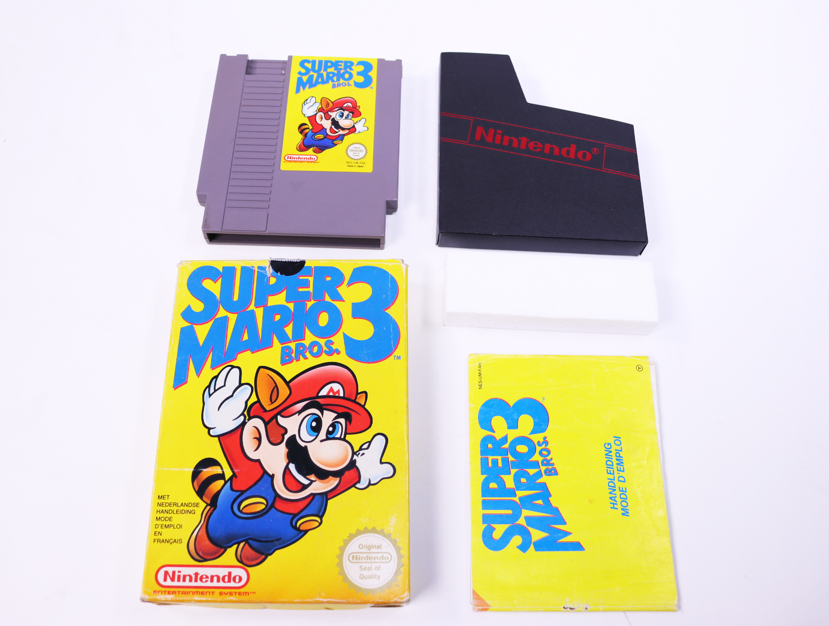 NES - Super Mario Bros 3 - Boxed CIB