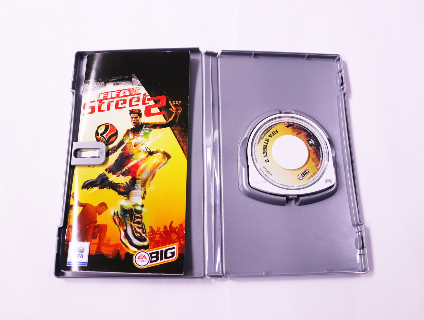 PSP - FIFA Street 2 [Platinum] - productfoto 2
