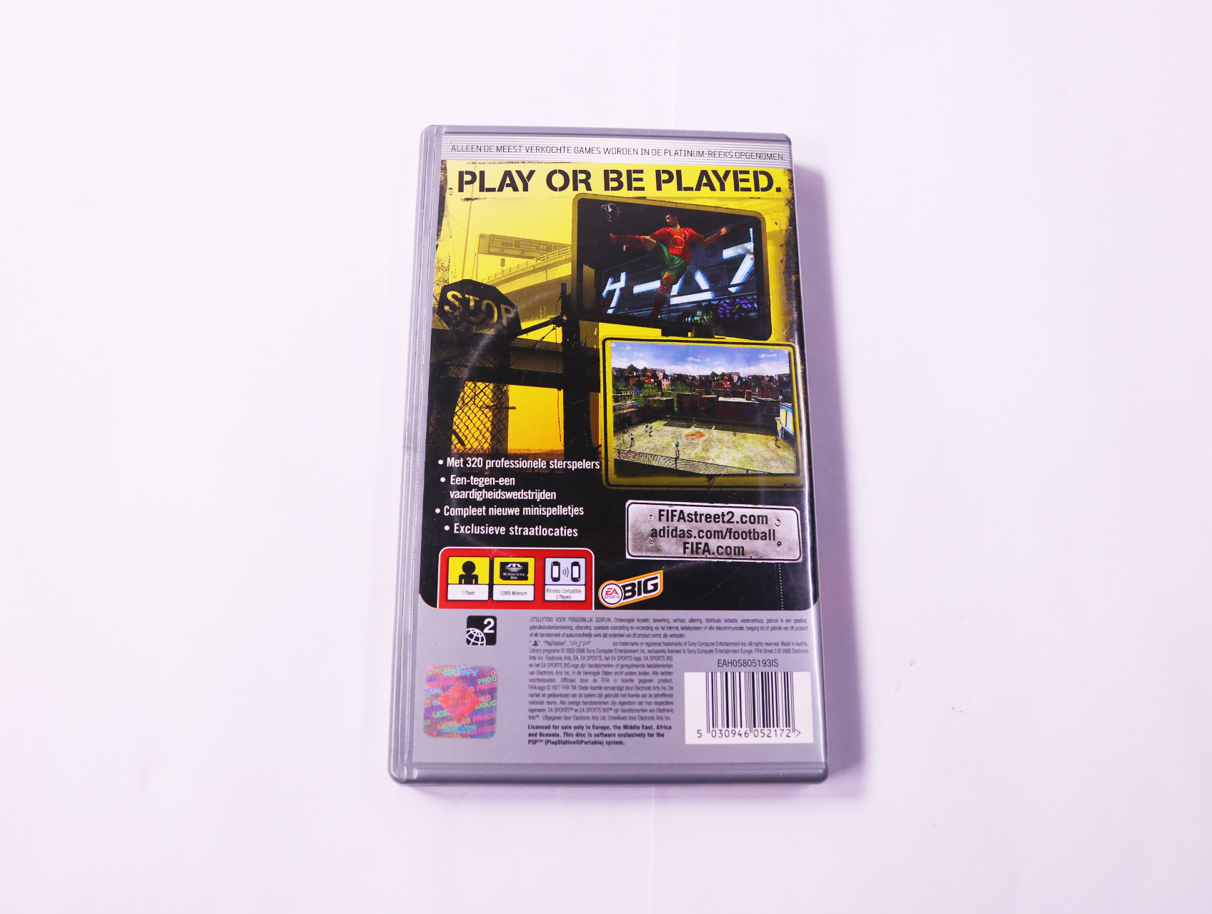 PSP - FIFA Street 2 [Platinum] - productfoto 3
